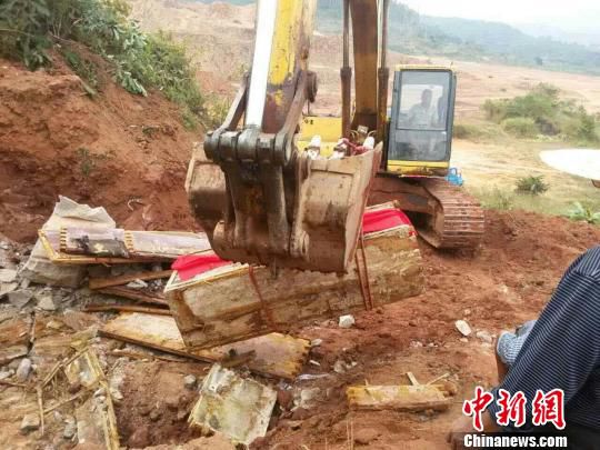 圖為“官墓”被移走?！?yán)初 攝