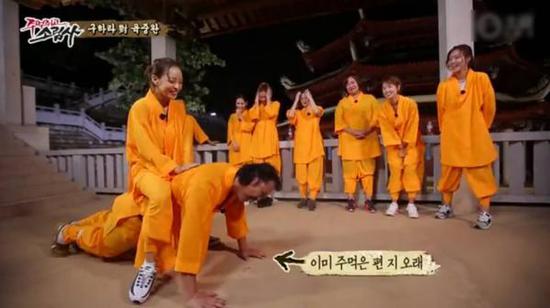 陸重烷接受懲罰做俯臥撐，女星具荷拉坐其背上。