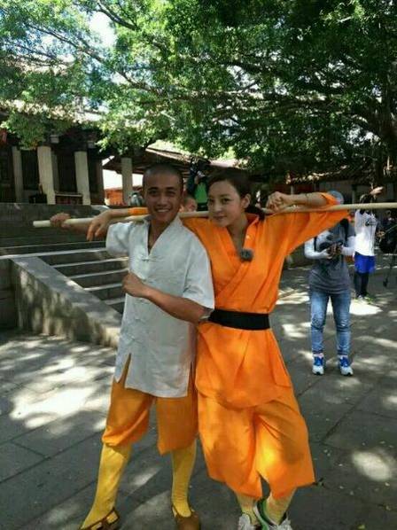 這些參加節(jié)目的女星當中既有歌手，又有演員，都是時尚年輕且受歡迎的女星。