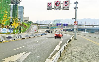 12月18日，本報記者駕車經(jīng)過江北嘴千廝門大橋匝道附近道路和財信廣場旁支路體驗時，收音機里能聽到神秘的路況提示音。本報記者
