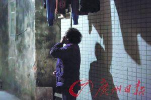 女姐在講述自己老伴幾年前在保姆的“照料”下去世的經(jīng)歷，神色悲傷。廣州日報記者陳憂子