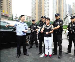 小伙被抓現(xiàn)場(chǎng)