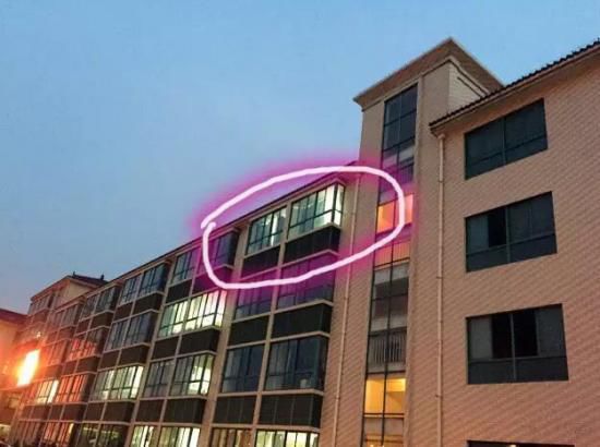 就在這間教室，吳老師在監(jiān)考中過(guò)世。