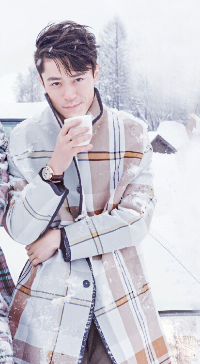 胡歌和霍建華為雜志拍攝了一組封面照，二人穿著同款風(fēng)衣，在白雪中端著咖啡，恩愛(ài)“虐狗”