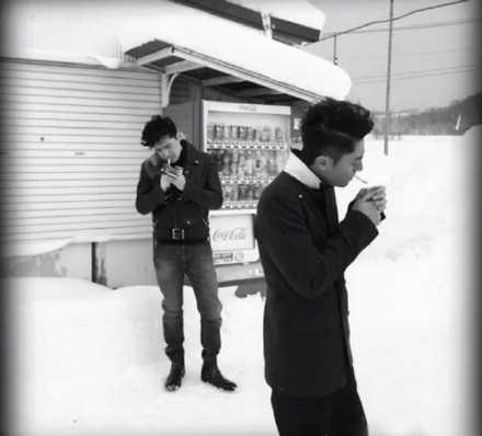 胡歌和霍建華為雜志拍攝了一組封面照，二人穿著同款風(fēng)衣，在白雪中端著咖啡，恩愛(ài)“虐狗”