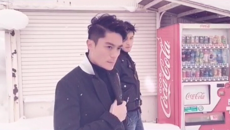 胡歌和霍建華為雜志拍攝了一組封面照，二人穿著同款風(fēng)衣，在白雪中端著咖啡，恩愛(ài)“虐狗”