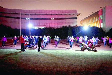 昨晚，松江體育場秩序井然，兩隊廣場舞被有序地分散在了不同區(qū)域。