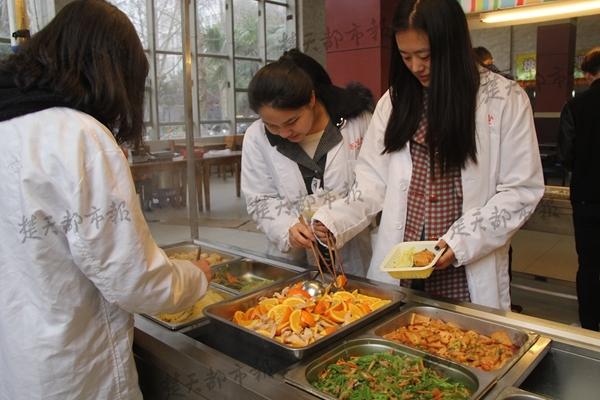 大學食堂現(xiàn)神級“黑暗料理”:橙子炒肉 大學食堂現(xiàn)神級“黑暗料理”:橙子炒肉
