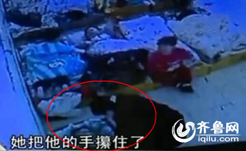 孩子午睡時候睜眼，老師攥住孩子的手，打臉。