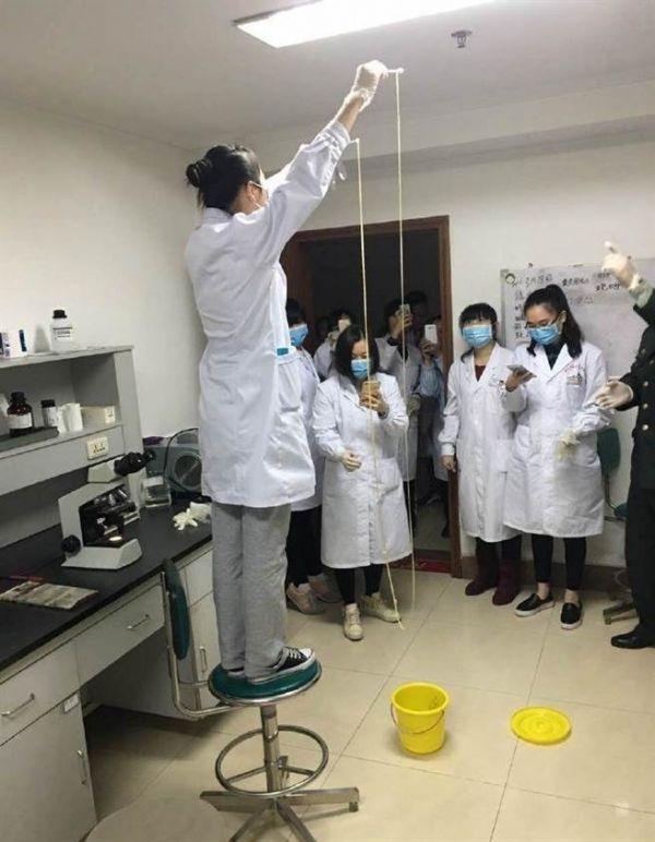 愛吃生肉惹的禍！男子體內(nèi)取出5米長寄生蟲(圖)