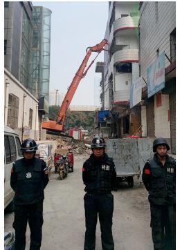 根據(jù)《太原市和小 店區(qū)平陽路街道親賢城中村改造拆遷安置補償方案》，結(jié)合親賢實際，親賢社區(qū)補償安置采取“商業(yè)用房安置+小戶型公寓住宅安置+貨幣補償”的方式，其中每分 （0.1 畝）置換商業(yè)用房50平方米+小戶型公寓住宅80平方米+貨幣補償20萬元人民幣。（拍攝：2015年9月17日）