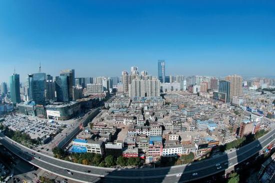 經(jīng)過4個多月的推進，親賢社區(qū)的拆遷工作進展緩慢，原定于2015年10月底完成的拆遷，在10月中旬時仍停留在對部分住戶進行插花式拆除。(拍攝：2015年10月16日)