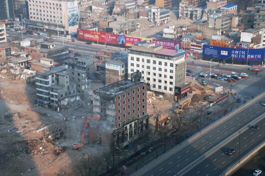 在“拆遷獎勵”等一系列政策的激勵下，親賢社區(qū)的改造步伐明顯加快。2015年12月初，親賢社區(qū)簽訂拆遷協(xié)議 374份，簽約率達90%，西北片區(qū)實現(xiàn)了拆遷大突破。(拍攝：2015年12月20日)
