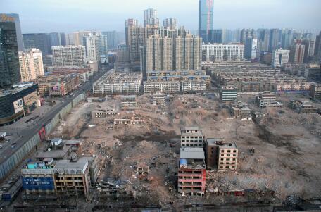 2016年元旦假期后的第一個工作日，記者從長風大街某高樓俯瞰正在拆遷中的親賢西北片區(qū)。經(jīng)過半年多推進，這一片區(qū)只留下十余處建筑等待拆除。(拍攝：2016年1月4日)