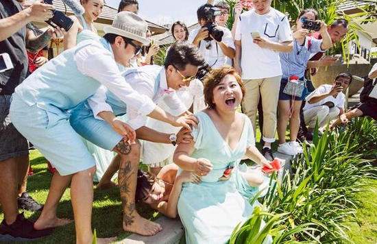 包貝爾婚禮時，賈玲和柳巖都出任伴娘