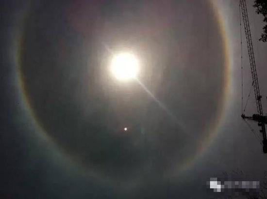 上?，F(xiàn)UFO 專家稱光圈是日暈亮點(diǎn)或是飛行器(圖)