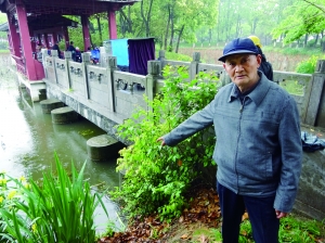 商老說，他就是在這兒把孩子拽上岸的