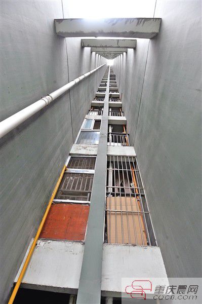 小孩就是從這幢樓的21樓墜下來(lái)的。