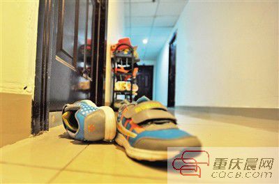 出事小孩的鞋子凌亂地?cái)[放在自家門(mén)前。