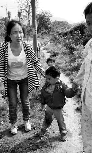 獲救小孩及其母親段曉霞。