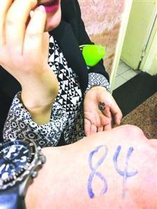 家長為孩子報培訓班通宵坐樓道 黃牛代排要千元