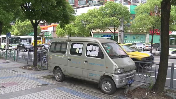 被棄置在人行道上的面包車。