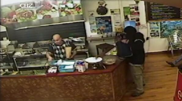 燒烤店老板走紅網(wǎng)絡 表現(xiàn)淡定不理會搶劫