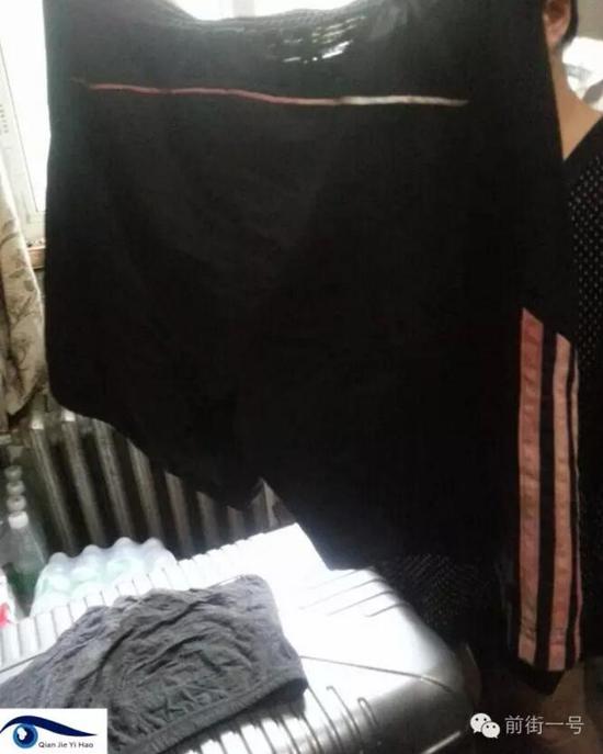 李律師所穿褲子也沾染血跡。