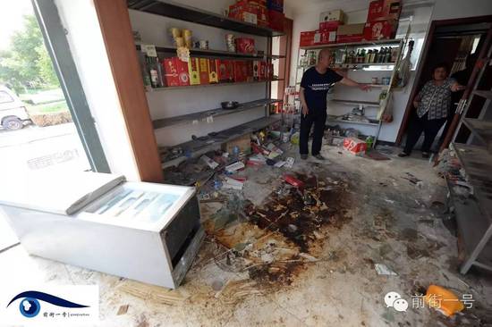 家里小賣部現(xiàn)在已經(jīng)一片混亂。