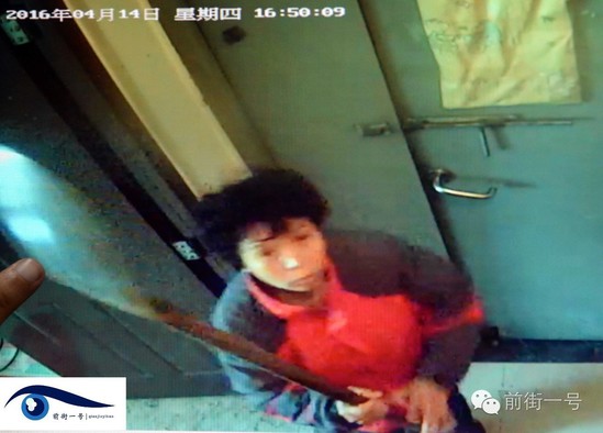 監(jiān)控視頻拍下李亞榮打砸監(jiān)控探頭的過程。