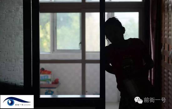 小金扶腰站在家中。