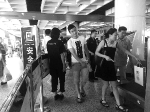 南京地鐵新街口站，大多數(shù)市民自覺配合安檢