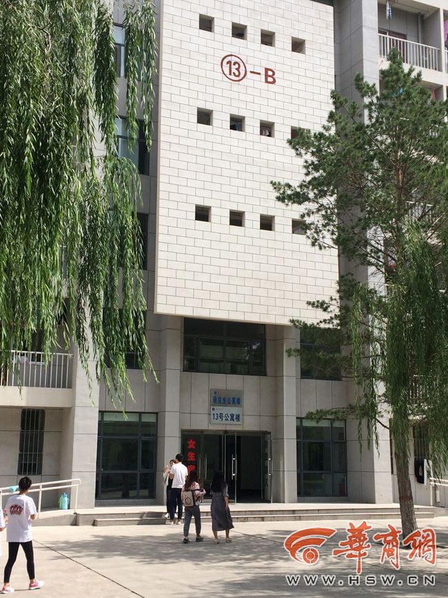 8月30日，榆林學(xué)院有學(xué)生發(fā)微博對女生宿舍樓住進(jìn)男生提出質(zhì)疑。9月3日，學(xué)校宣傳部門回應(yīng)，女生宿舍樓里確實(shí)住著3名男研究生，但該樓的格局是套間，跟單元房一樣是獨(dú)立的，大學(xué)應(yīng)有包容的精神。