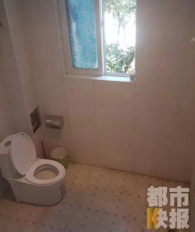 西安市戶縣草堂鎮(zhèn)的李家?guī)r村，有多戶人家經(jīng)營著農(nóng)家樂，但昨晚發(fā)生的這件事情打破了這里的寧靜。村民：“縣上的、鎮(zhèn)上的警察，還有村干部好多人在那兒，說是女的在衛(wèi)生間生產(chǎn)，把娃從窗子扔下來?！鞭r(nóng)家樂員工：“(聽說)直接從二樓扔下來了，呀，太殘忍了。”昨晚的事，很多人今早才聽說，震驚之余更感到惋惜。記者今天在高冠西五巷口找到了大家所說的農(nóng)家樂，一夜過去了，作為和那名女顧客有過交集的老板娘，心情仍然很沉重。