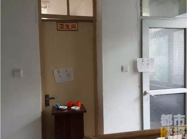 當(dāng)馮女士走出大門，繞到院子的側(cè)面時，衛(wèi)生間窗戶下方草叢中的一幕，讓她驚出了一身冷汗。農(nóng)家樂老板娘馮女士：“就是孩子，旁邊帶著胎盤?！弊蛲硎稽c半事發(fā)后，馮女士報了警，很不幸，男嬰已經(jīng)死亡。涉及的兩個房間，暫時被封鎖，里面已經(jīng)清理干凈。隨后記者也從轄區(qū)草堂派出所了解到，這兩男一女三人是朋友關(guān)系，女子的年齡大概是二十二三歲。該女子事發(fā)后被送往醫(yī)院，同行的兩名男子當(dāng)時被警方帶去派出所接受了筆錄調(diào)查后，已經(jīng)離開了派出所。