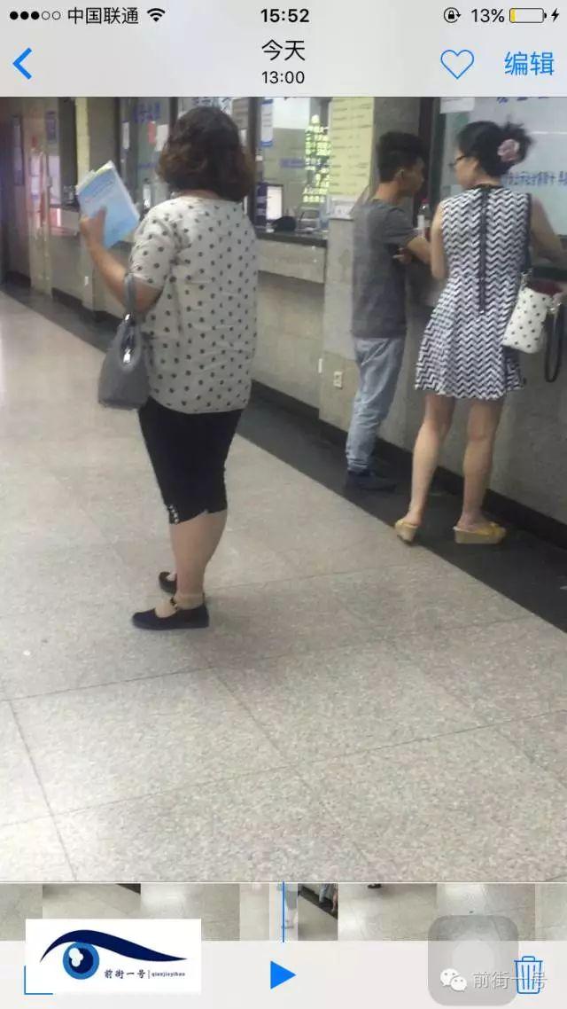 該女子在大廳內(nèi)徘徊發(fā)現(xiàn)女患者便主動上前搭訕。