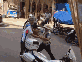 嫌疑男子涉嫌無證駕駛摩托車，且車輛違規(guī)加裝遮陽傘并在行駛時不戴安全頭盔，辱罵毆打執(zhí)法交警。 本文圖片均來自 廣西梧州在線警務