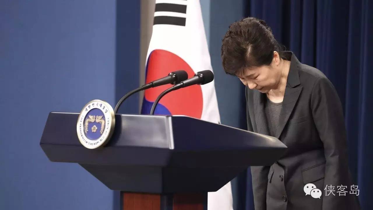 “任憑風(fēng)吹浪打，我自巋然不動”，樸槿惠對于這句詩應(yīng)該是心有戚戚焉。