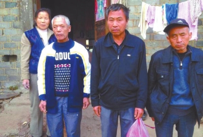 已被判死緩、在獄中服刑的4個(gè)村民的家人一直在為兒子喊冤。圖片來自網(wǎng)絡(luò)