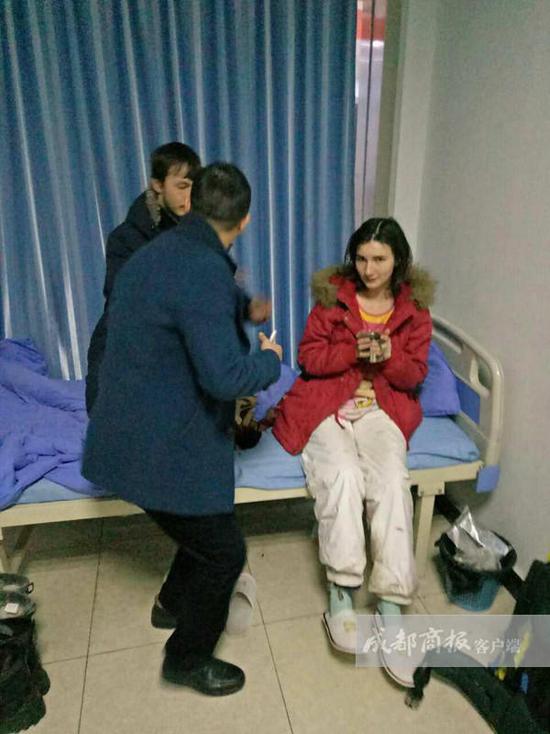 王利鑫說，醫(yī)院工作人員考慮到他們遠道而來，于是給他們倒上熱水，并試圖打手勢交流。但費了好大勁，也沒辦法搞明白對方的情況，只好向社區(qū)民警求助。翠屏區(qū)西城派出所兩位民警迅速趕到，但雙方仍然語言不通，無法交流。民警見兩名年輕人并無惡意，只好離開了。折騰到晚上10點左右，還是沒辦法溝通。而醫(yī)院作為醫(yī)療機構，又不能留宿不明來歷的外國人。王利鑫只好帶著懂英語的女婿趕到，交流得知對方是一對來自俄羅斯的小夫妻?！八麄冋f到中國‘窮游’，打算從成都到昆明，結果坐順風車來到了宜賓，卻沒錢住賓館?！蓖趵胃嬖V成都商報客戶端記者，兩個年輕人不懂漢語，正好看到中山醫(yī)院標識，就闖進來打算求宿一晚。