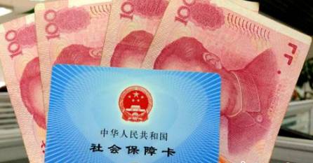 從今年1月1日開始，原有的失業(yè)保險費率是1.5%的有22個省份，包括新疆生產(chǎn)建設兵團，可以在確保失業(yè)保險金按時足額發(fā)放、穩(wěn)崗補貼順利實施的基礎上，可以降低0.5個百分點。個人的費率不超過單位的費率。