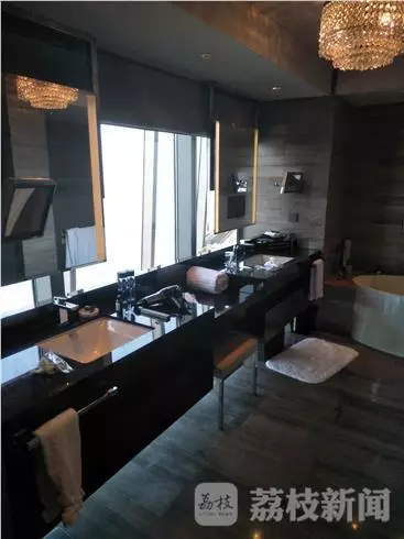 何女士表示無意中看到淋浴間外側(cè)的玻璃映射出幾個(gè)人影。