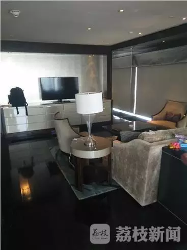 何女士稱當(dāng)時(shí)自己正在換衣服，順眼看了一下窗外，就看到了幾個(gè)人影，其中一個(gè)人拿著手機(jī)，三個(gè)男的朝這邊望。何女士表示，剛開始還以為是出現(xiàn)了幻覺，后來發(fā)現(xiàn)，玻璃中的映射人影就是隔壁房間的住客。