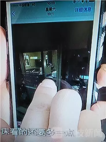 酒店前廳負(fù)責(zé)人李經(jīng)理：我們?nèi)ピ儐栠^，警察也詢問過，警察有錄音，他說他沒有錄像，第一個(gè)人說肯定沒有錄像，第二個(gè)人沒有口頭保證。對(duì)于何女士反映的晚間玻璃外墻變成“鏡子”反光的情況子。負(fù)責(zé)人表示，在客人入住酒店的時(shí)候，酒店工作人員一般會(huì)對(duì)客人進(jìn)行提醒，要求客人將房間的窗紗全部關(guān)閉，不過這一說法卻遭到了何女士的否認(rèn)。酒店前廳負(fù)責(zé)人李經(jīng)理稱，這個(gè)雙層玻璃的設(shè)計(jì)是環(huán)保設(shè)計(jì)，冬暖夏涼，如果是單層冬天會(huì)非常冷。