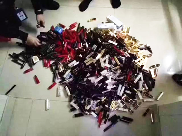 民警搜查出來的口紅。