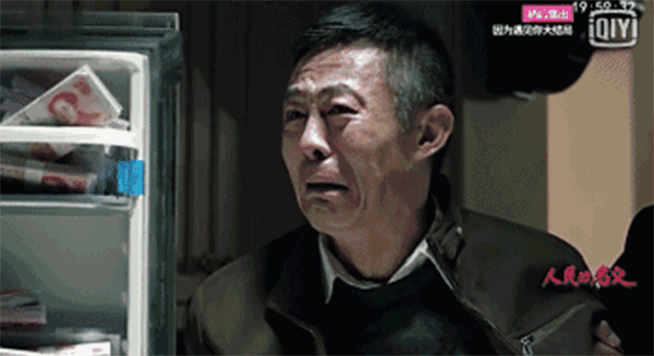 查案人員搜出的2.3億現(xiàn)金，從銀行運(yùn)來十二臺(tái)點(diǎn)鈔機(jī)，竟然燒壞了六臺(tái)。