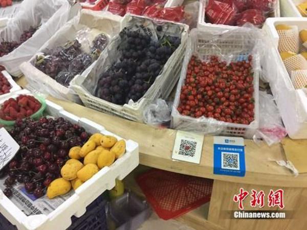 某水果攤，收款二維碼貼在顯眼位置。中新網(wǎng) 吳濤 攝