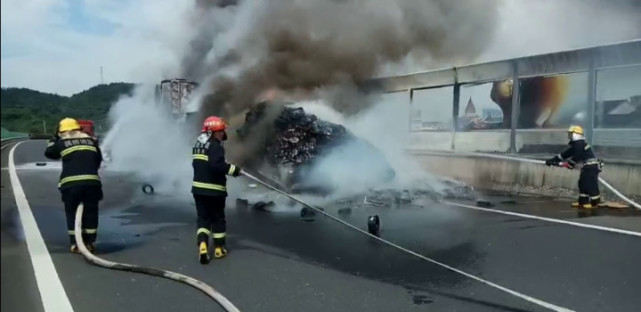 一車(chē)貨燒光 司機(jī)才知道車(chē)?yán)镉?00個(gè)滅火器