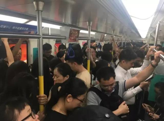 尷尬了！深圳地鐵首開女性車廂 結(jié)果塞滿男乘客