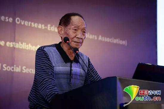 袁隆平院士在第十屆海外高層次人才座談會暨海外院士青島行“雁棲湖論壇”中發(fā)言。 中國青年網(wǎng)記者 李拓攝